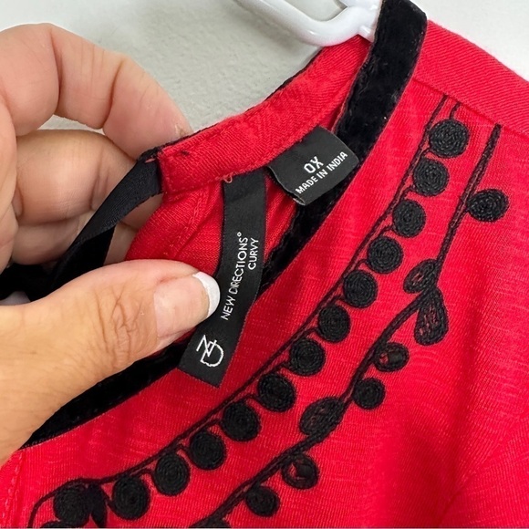NEW Directions Curvy Size 12 Red Black Embroidered Top W/Bell Sleeve - Picture 5 of 10